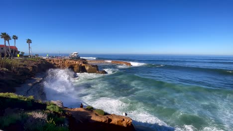 Schwere-Wellen-Krachen-Im-Kinderbecken-In-La-Jolla,-Kalifornien