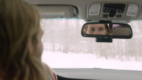 Ojos-De-Un-Hombre-Adulto-Reflejados-En-El-Retrovisor-Del-Coche