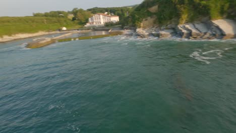 Renndrohne-Fliegt-In-Geringer-Höhe-über-Einer-Klippe,-Hendaye-In-Frankreich