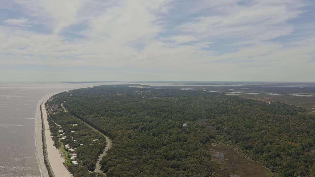 jekyll island georgia vista aérea v3 vista de pájaro tomada desde lejos del cielo, el bosque y la costa - marzo de 2020