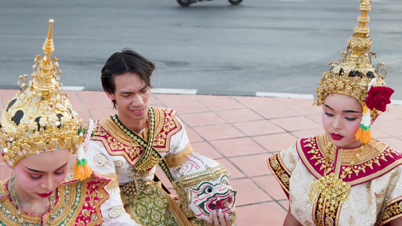 Penari dengan hiasan kepala emas berukir dan kostum tradisional Thailand bersiap untuk tarian Khon.