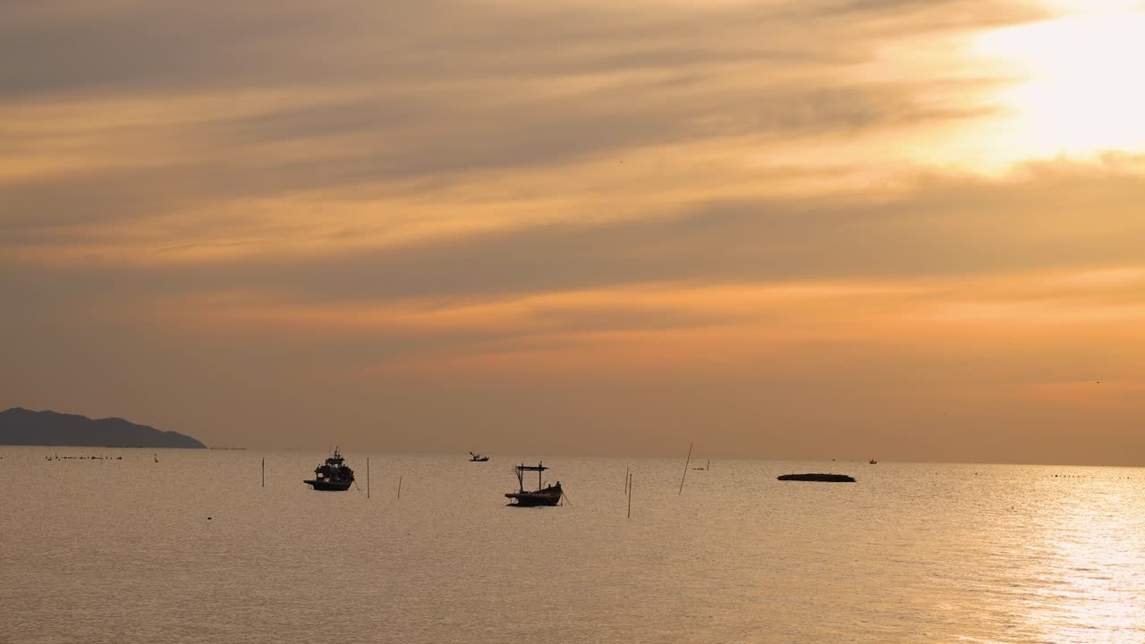 활기찬 일몰을 배경으로 보트의 실루이