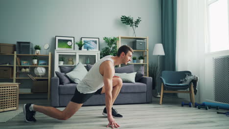 hombre estirándose en casa