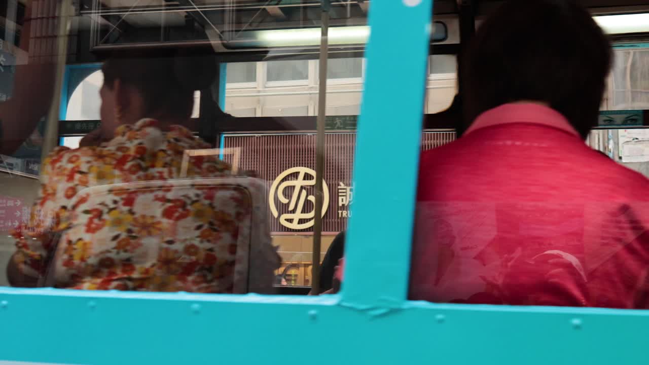 el tranvía viaja a través del bullicioso paisaje urbano de hong kong