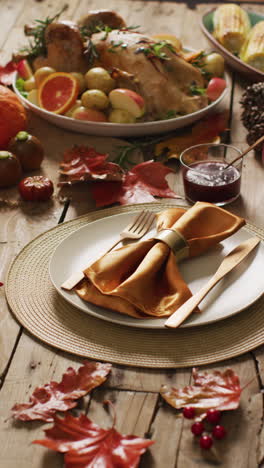 video vertical de pavo asado, platos y mesa con decoración de otoño