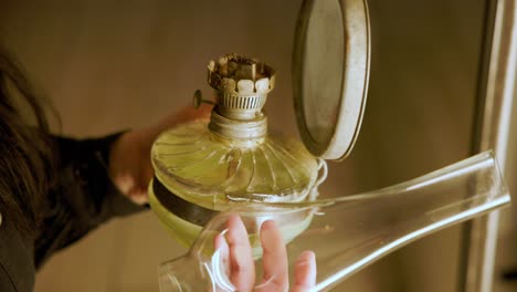 manos con un conjunto de lámparas de gas tradicionales nostálgicas