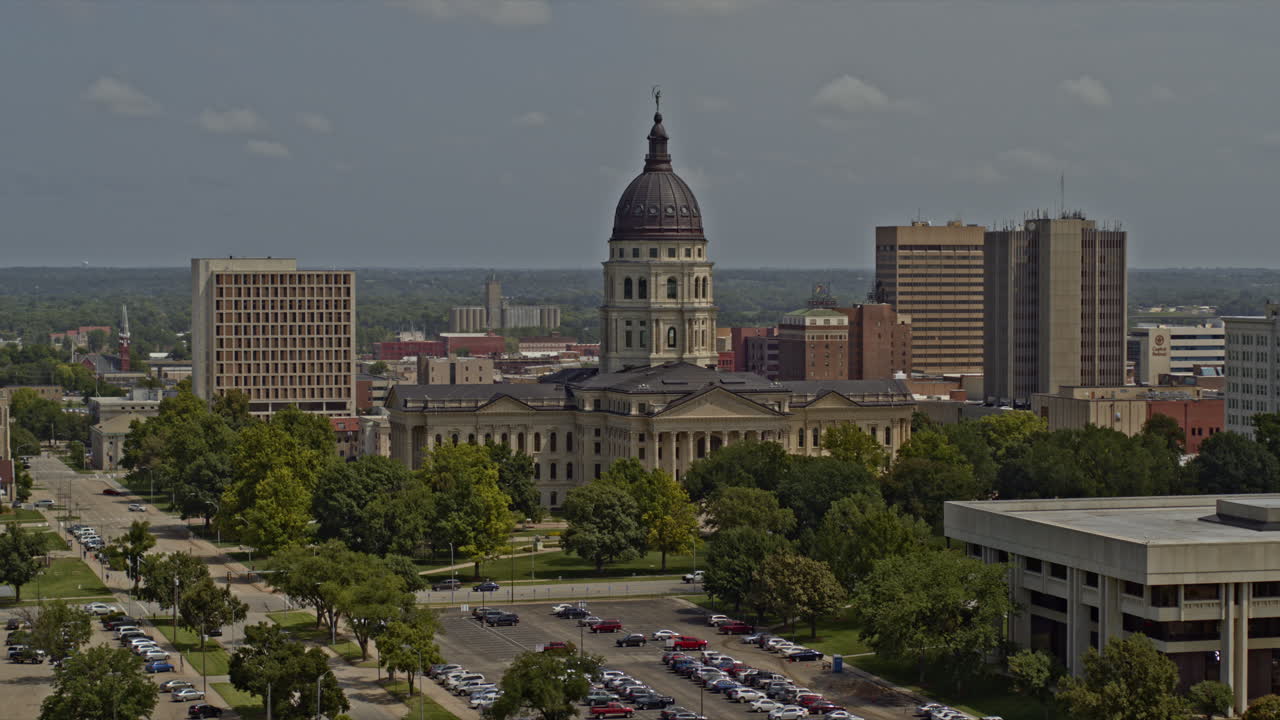 Topeka Kansas: Ripresa aerea a bassa quota di un punto di interesse del Campidoglio statale - filmato professionale 6k - Agosto 2020.