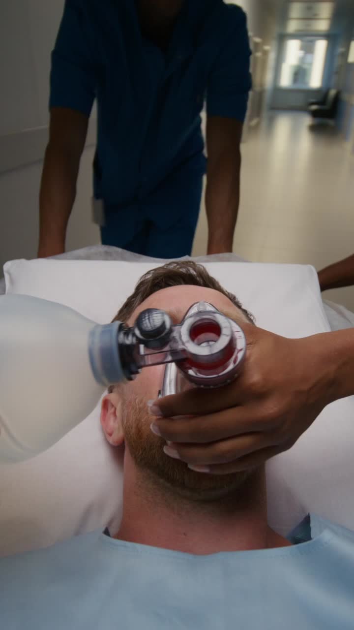 paciente que recibe tratamiento médico de emergencia