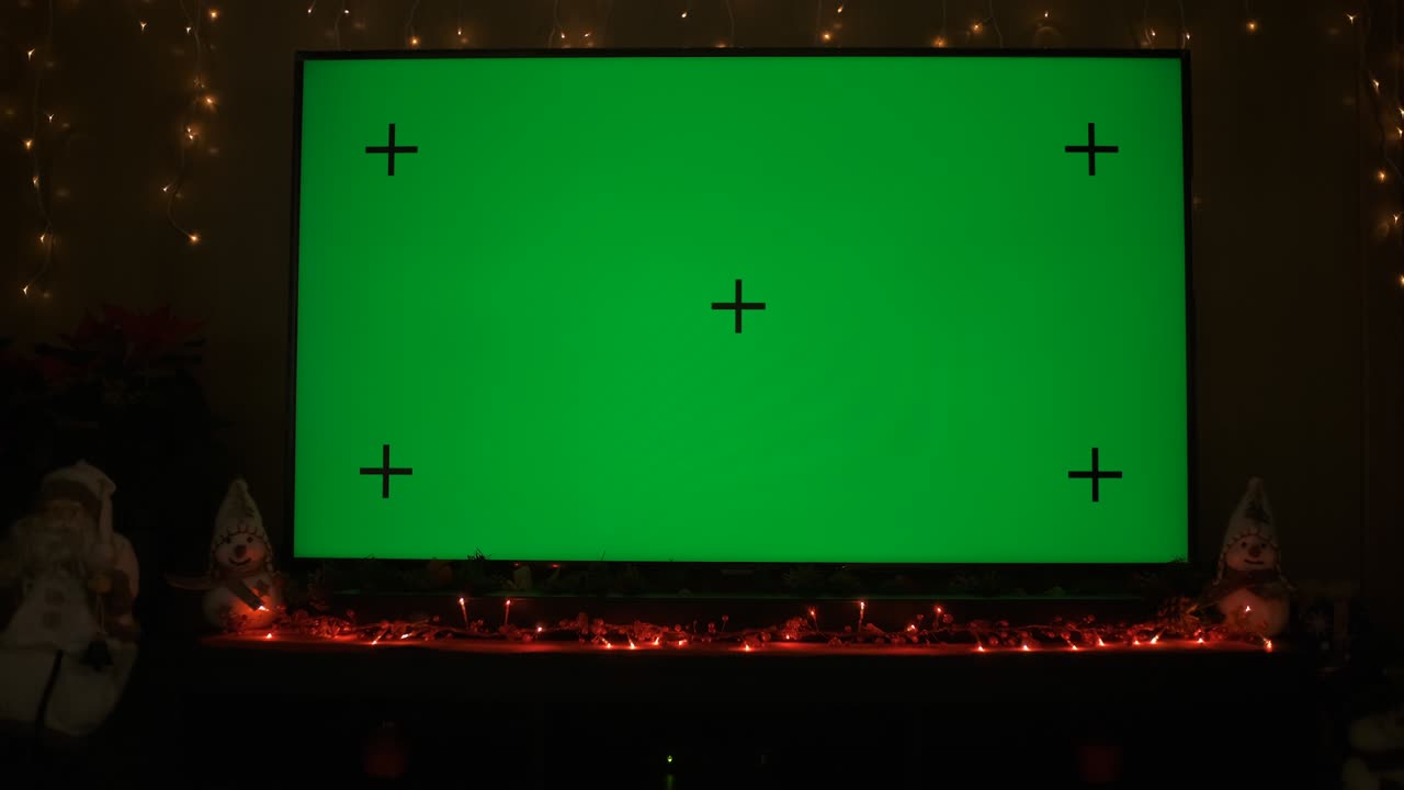 거실에서 크리스마스 장식 근처의 녹색 화면으로 스마트 tv.