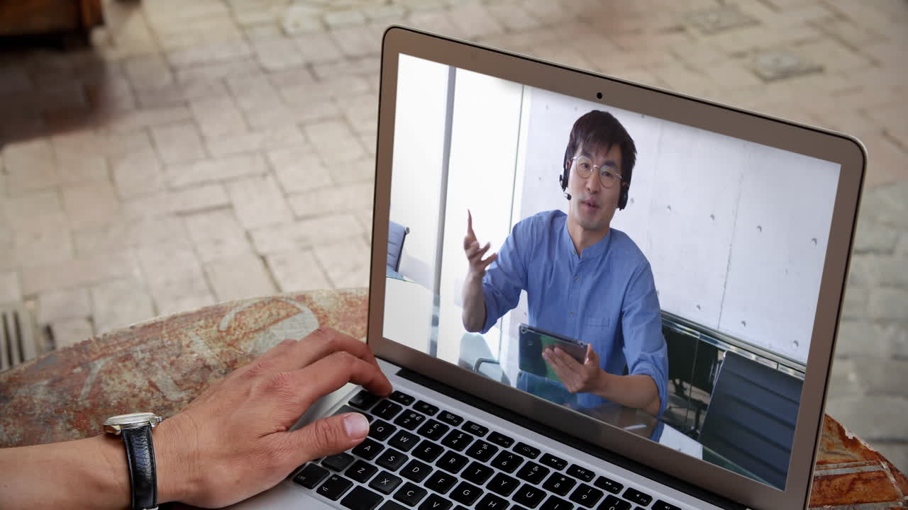 비디오 컨퍼런스를 하는 남자