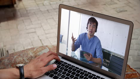 hombre teniendo una videoconferencia