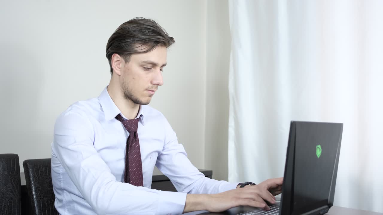 노트북으로 작업하는 남자