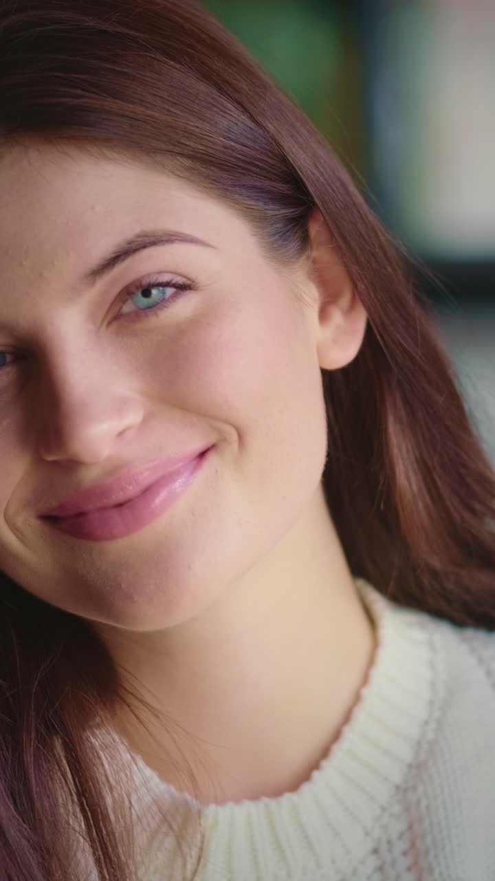 una mujer disfrutando del café.