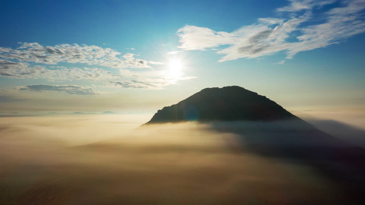 안개 에서 어 나와 거의 하늘 을 만지는 산꼭대기 의 풍경 - 하이퍼 스