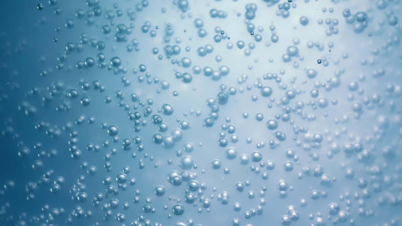 파란 물에 많은 물 거품이 가 ⁇ 게, 느린 움직임의 거품과 함께 추상적인 물 파동.