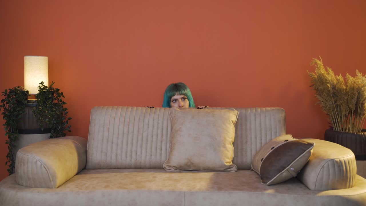 la joven se escondía del miedo.