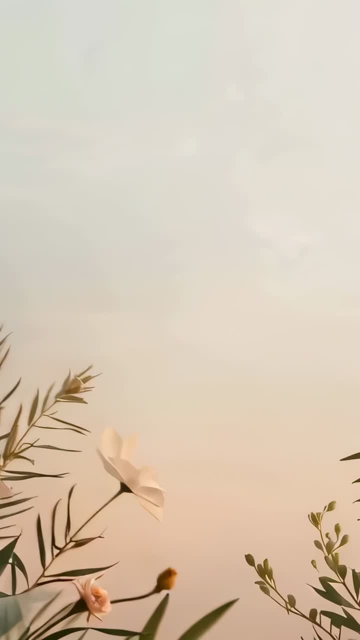 Video verticale: Rami frondosi e fiori bianchi ondeggianti sotto una leggera brezza a cielo aperto, con spazio per il testo.