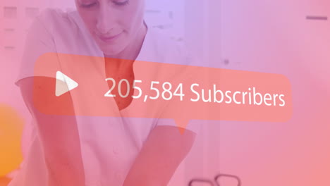 botón de reproducción y 216.750 suscriptores animación sobre persona en camisa blanca