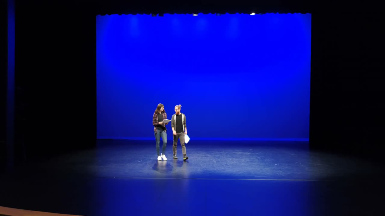 artista ensayando en el escenario 4k
