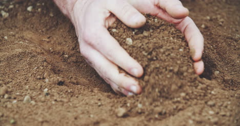 Agricultor-Sosteniendo-El-Suelo-En-Manos-Campo-1