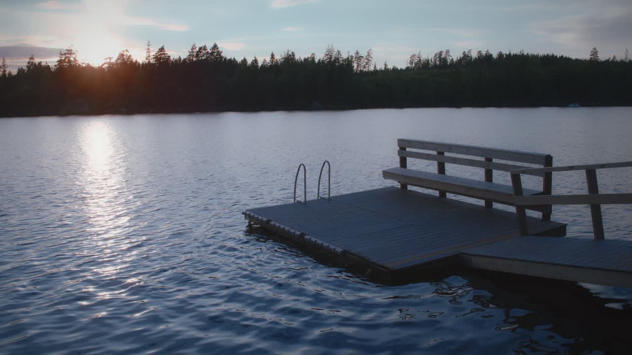 Pontile balneare su un lago in Svezia durante il tramonto