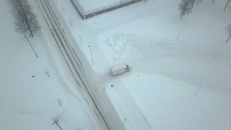눈 덮인 집과 공원이 있는 윈터원더랜드 항공 영상
