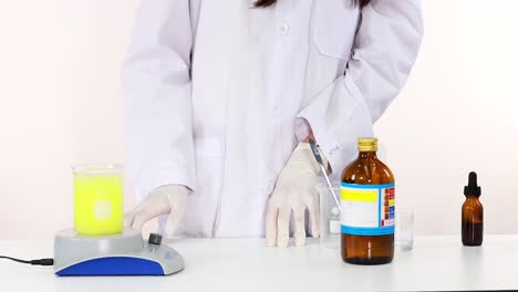 científico demuestra experimento de reacción de reloj de yodo con soluciones químicas