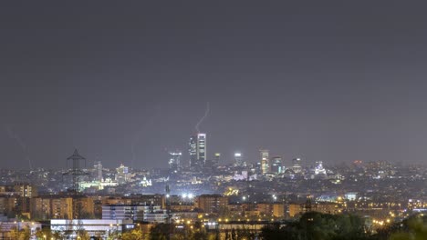 iluminado el centro de la megapolis por la noche