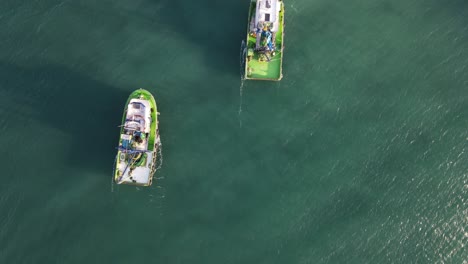 dos barcos verdes en el aire
