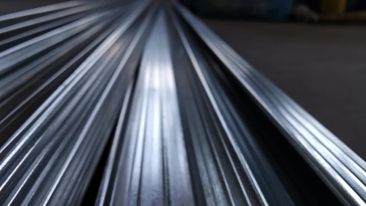 Profili metallici. Pila di tubi in acciaio inossidabile in magazzino. Prodotti metallici laminati. Indice dei prezzi di mercato dei metalli. Crisi finanziaria. Componenti per la costruzione di pareti.