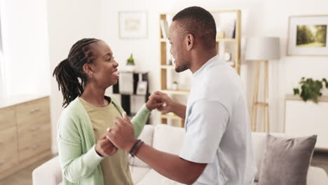 amor, casa y feliz pareja negra bailando