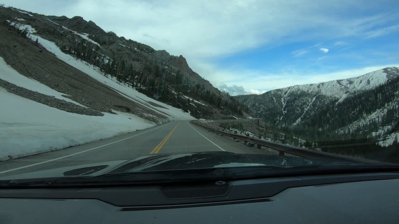guida attraverso strade di montagna innevate parco nazionale di yellowstone