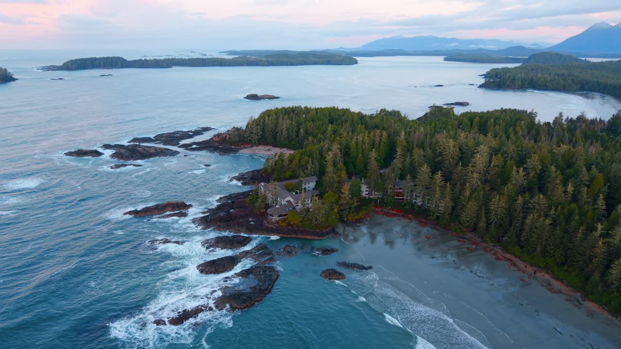 tomada de drone de tofino en la isla de vancouver que muestra colores de otoño, costa escarpada y olas del océano en una vista aérea panorámica.