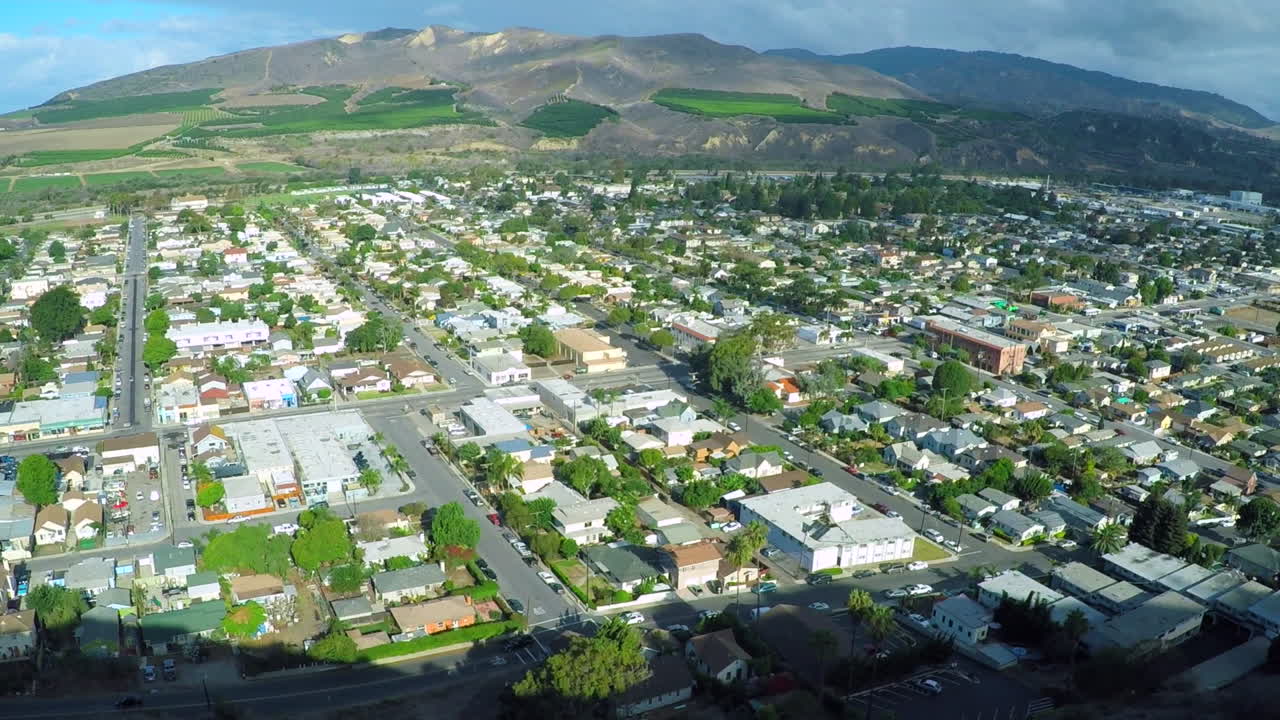una toma aérea revela la ciudad costera de california de ventura 2