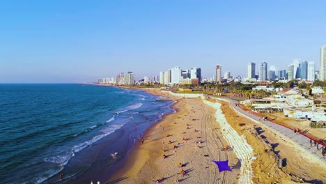 4K-Drohne-Fliegt-über-Den-Strand-Von-Tel-Aviv-Jaffa-Israel-Mit-Klarem-Blauen-Himmel