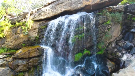 fuente de agua de una piedra en el pueblo rural de kenia