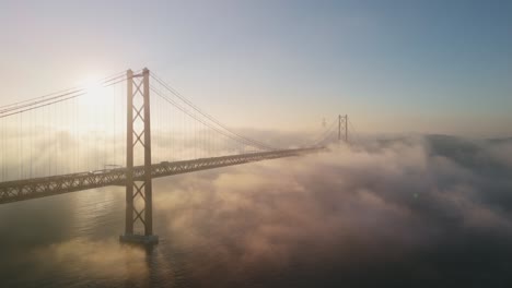 ponte 25 de abril, puente colgante sobre el río tajo en una mañana de niebla en lisboa, portugal