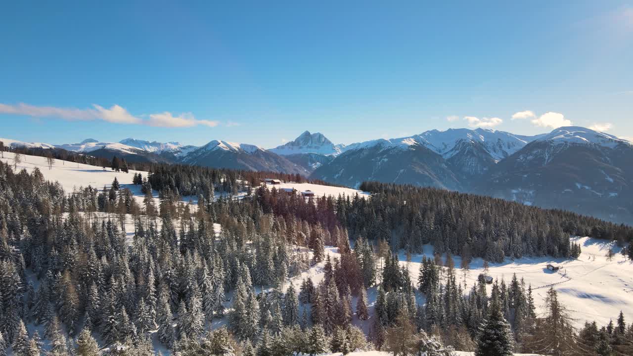 hermosos alpes italianos durante el invierno con árboles llenos de nieve y una increíble puesta de sol