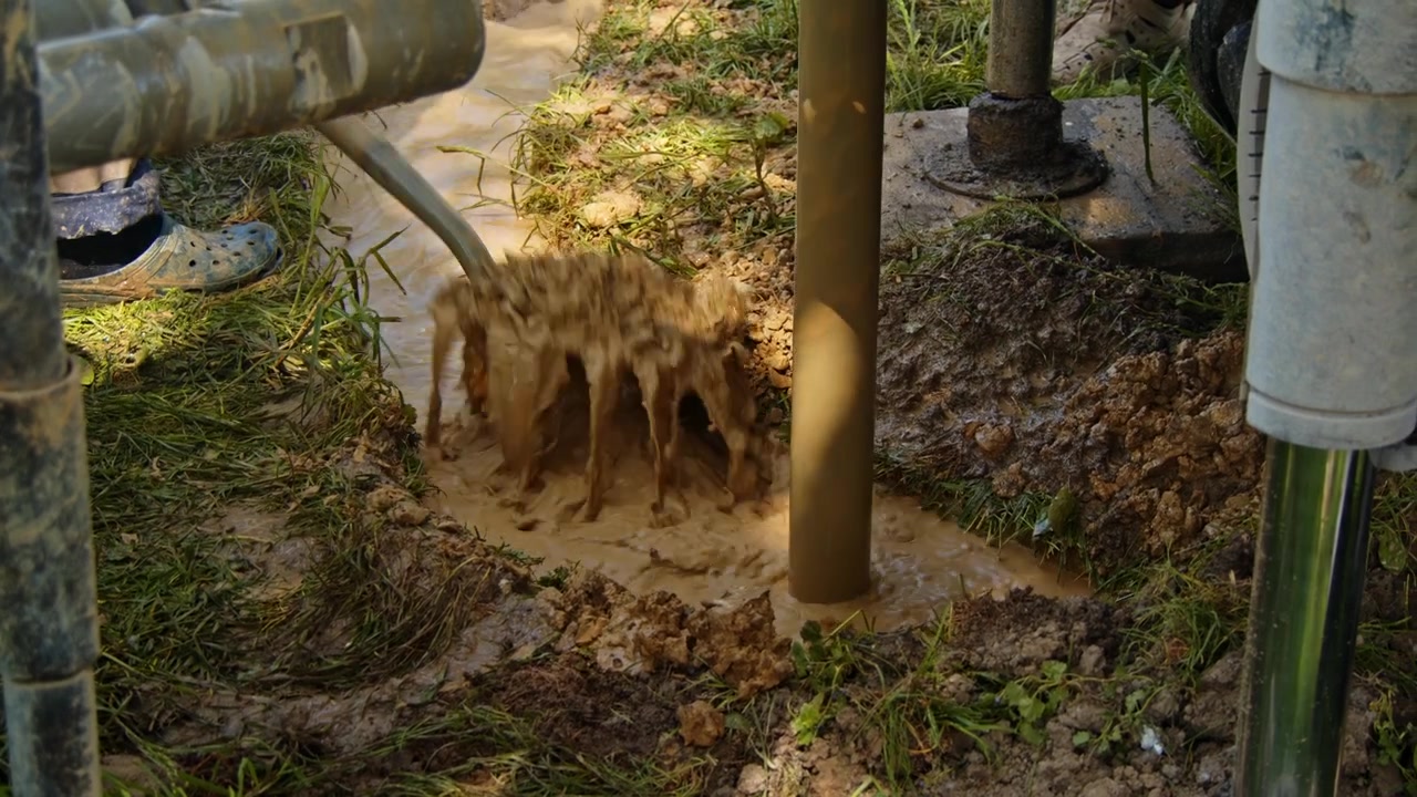 Perforazione di un pozzo d'acqua nel terreno per accedere a una riserva di acqua dolce.