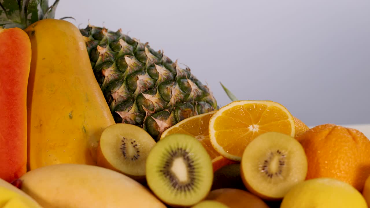 신선 한 과일 의 활기찬 종류 가 전시 되어 있다