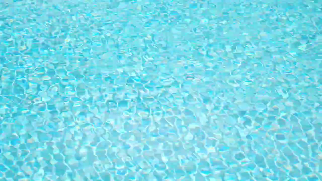 Permukaan Air Kolam Biru Berkilauan dengan Pantulan Cahaya
