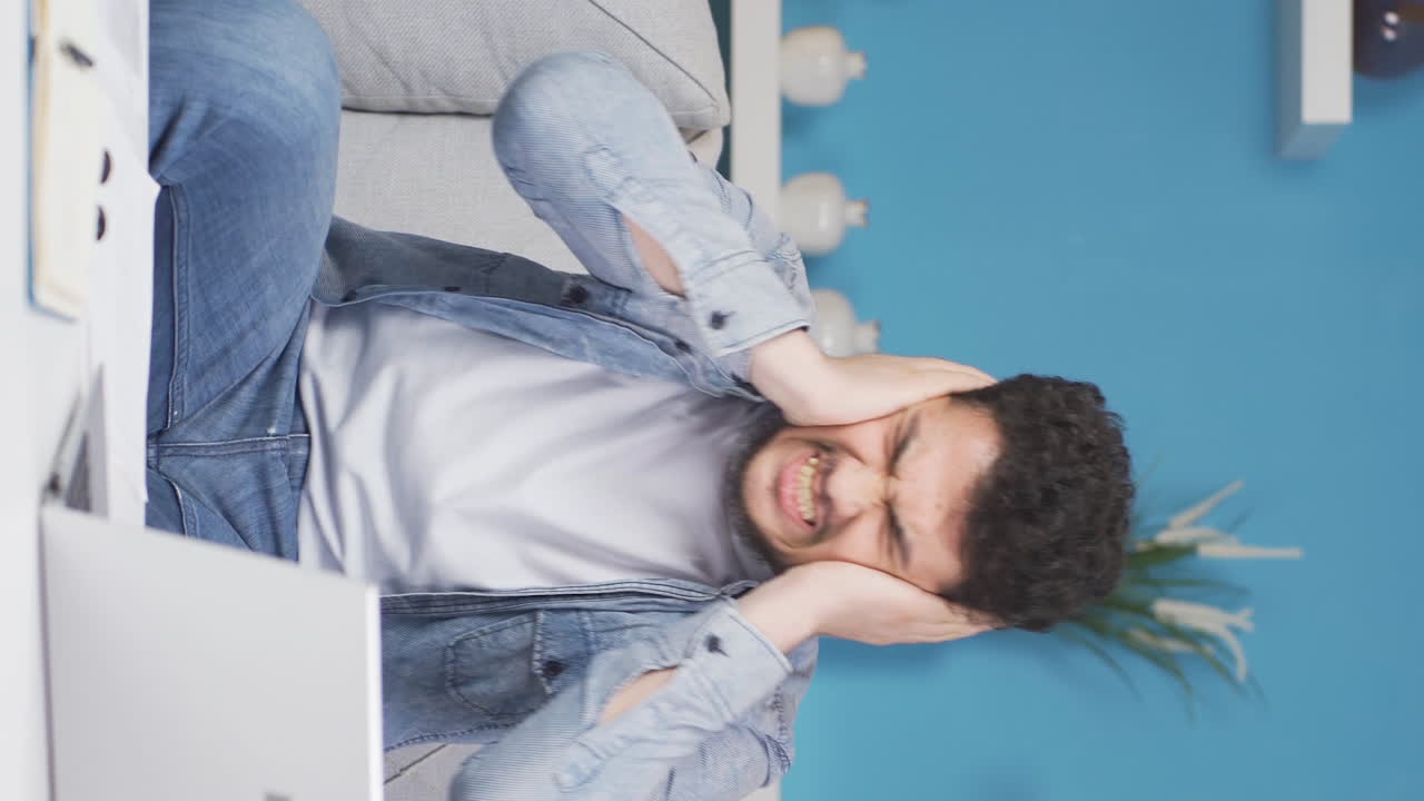 vídeo vertical del hombre que tiene una crisis nerviosa está enojado y no se siente bien.