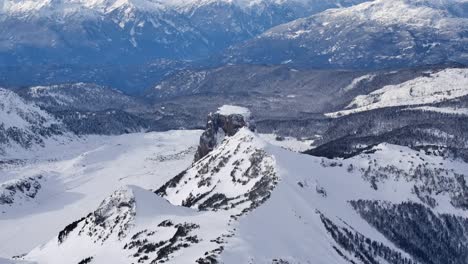 Paisaje-Montañoso-Y-Pico-De-Montaña-En-Un-Soleado-Día-De-Invierno-Aéreo