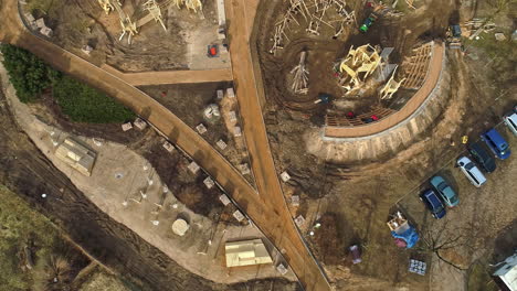 una fotografía aérea de una construcción de un edificio que tiene lugar con vehículos de construcción