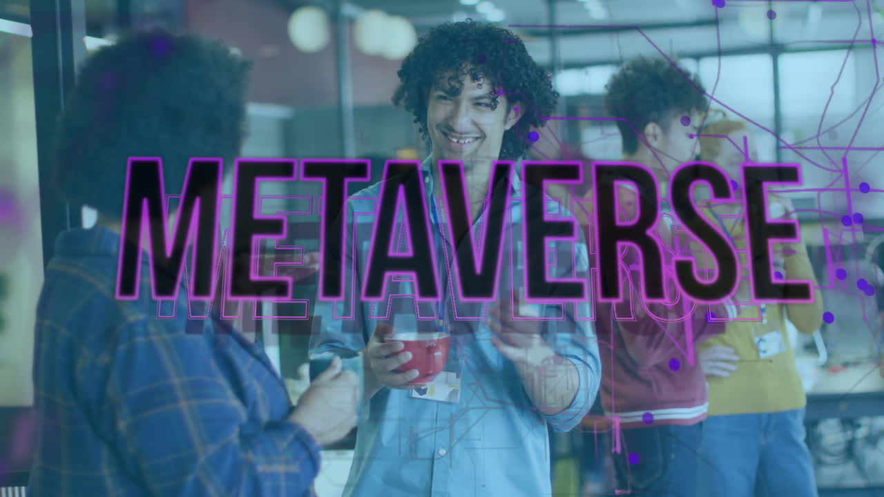 animación de texto metaverso sobre diversos colegas hablando en la oficina