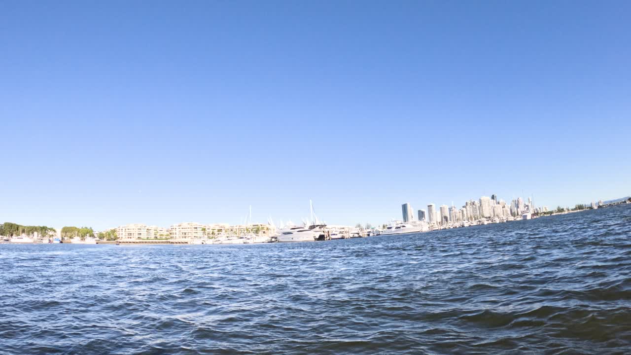 물 건너편의 도시 스카이라인의 파노라마 뷰