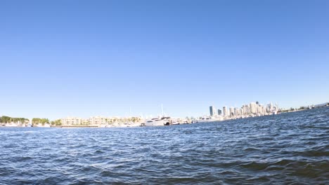 vista panorámica de un horizonte de la ciudad a través del agua