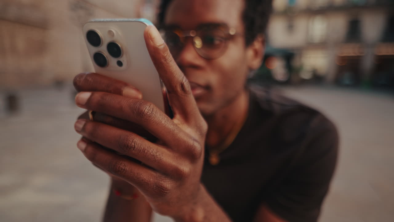 L'uomo che utilizza smartphone