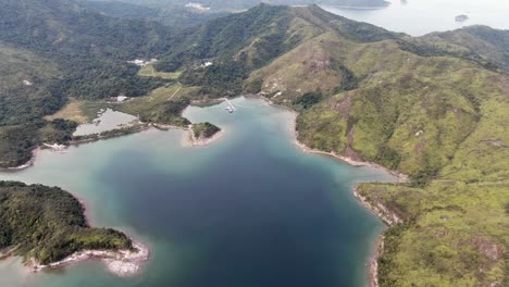 paisaje de la isla de hong kong con colinas verdes, franjas de arena únicas y bahías escondidas, vista aérea