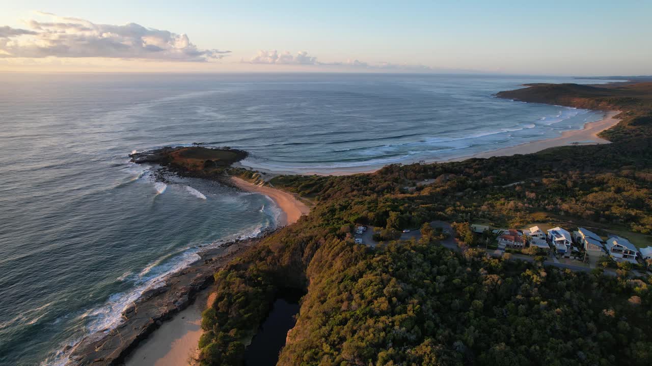 Veduta aerea di Angourie Point Beach e Green Pool al mattino.